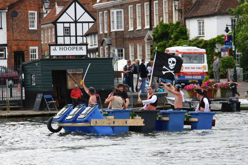 Hen08-170.jpg - These pirates have had a wheelie good idea for aboat